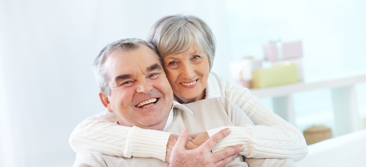 foto de una pareja mayor con implantes denales